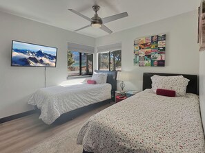 2 bedrooms, desk, iron/ironing board, free WiFi - Route 66 *Walkable*shops*dining*tours  Views Trails Pets OK, Route 66 House~Red Rock Getaway (Sedona)