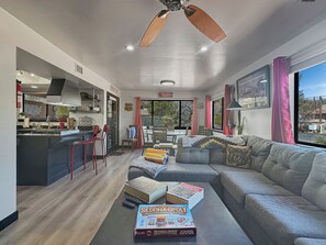Smart TV, chimenea, libros