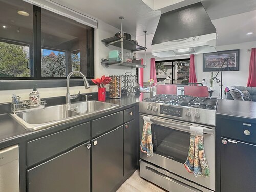 Retro Route 66-Views-Hot Tub-Pets OK, Route 66 House~Red Rock Getaway