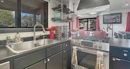 Retro Route 66-Views-Hot Tub-Pets OK, Route 66 House~Red Rock Getaway