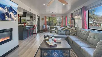 TV connectée, cheminée, livres