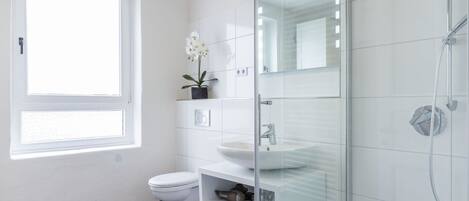 Dusche, Haartrockner, Handtücher, Seife