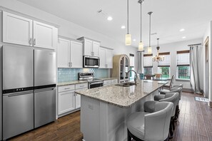 Dishwasher, dining tables - Bella Mar - Villas of Frangista, Community Pool, Walk to the Beach + Dining! (Miramar Beach)