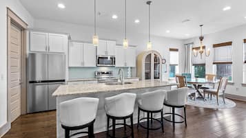 Oppvaskmaskin og spisebord