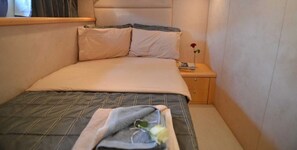 2 bedrooms - Sunseeker 55 Motor yacht (Lefkada)