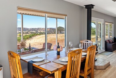 2-bedroom vineyard house in lovely Paso Robles with WiFi, AC