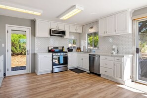 冷蔵庫、電子レンジ、オーブン、コンロ