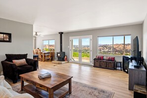 スマートテレビ、DVD プレーヤー、ビデオライブラリ