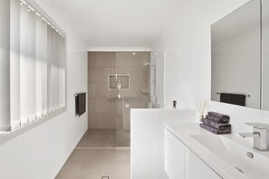 House | Bathroom | Separate tub and shower, towels