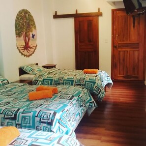 Family Quadruple Room | Individually decorated, soundproofing, free WiFi, bed sheets - Hostal Casa Real Spa (Baños de Agua Santa)
