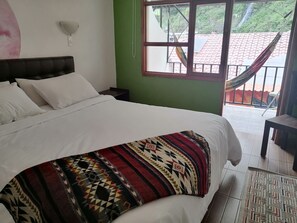 Individually decorated, soundproofing, free WiFi, bed sheets - Hostal Casa Real Spa (Baños de Agua Santa)