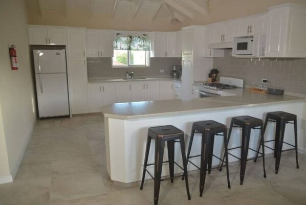 Fridge, microwave, stovetop, coffee/tea maker - IXORAS BEACH APARTMENTS (2 bedrooms) (St Peter)
