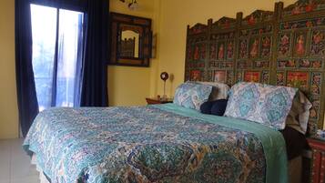 Habitación Deluxe | Decoración personalizada, muebles diferentes y cortinas blackout