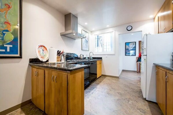 Kühlschrank, Mikrowelle, Herdplatte