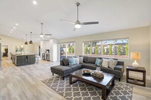 Smart TV, fireplace, video games, stereo - PROMO 10% WEEKLY/ 20% MONTHLY DISCOUNT
Beautiful two master suite house (Scottsdale)