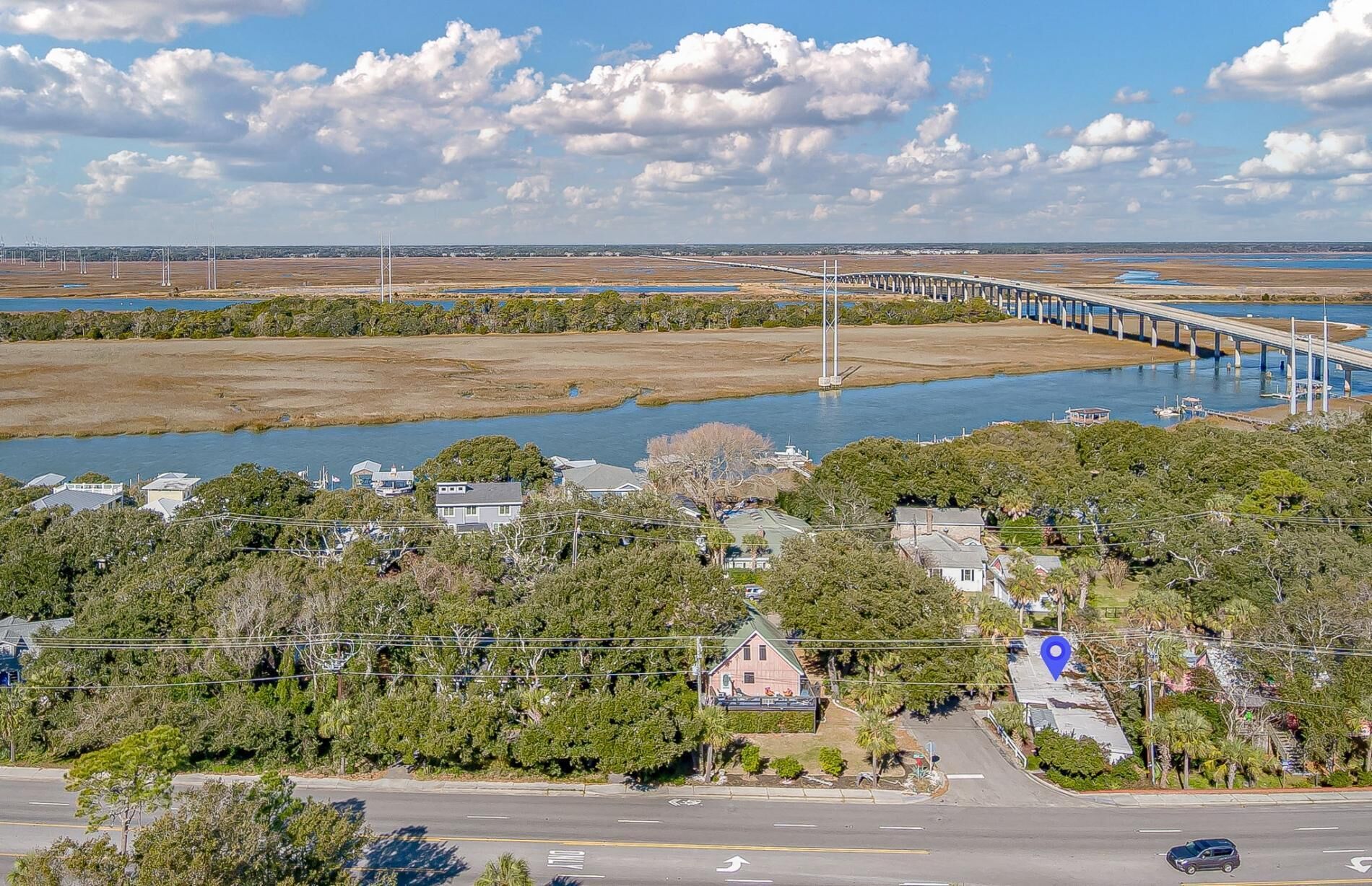 Une zone côtière comprenant un pont, une rivière et des immeubles d’habitation.