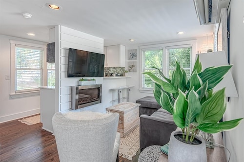 Charming 1950s Beach Cottage Apt A