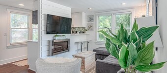 Charming 1950s Beach Cottage Apt A