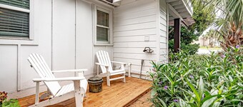 Charming 1950s Beach Cottage Apt A
