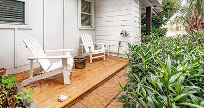 Charming 1950s Beach Cottage Apt A