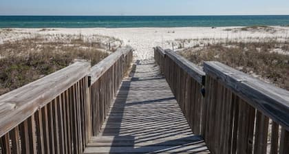 BEAUTIFUL Beach Cottage: Directly on the Beach!