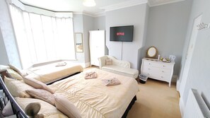 Familierom, delvis sjøutsikt (2 Adults 1 Child) | Individuelt dekorert, individuelt innredet og skrivebord