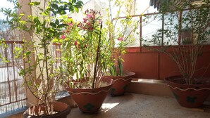 A balcony with potted plants and a metal railing. - Cosy Penthouse (up to 6 guests) in the City Centre! (Thessaloniki)