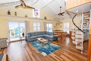 Télévision, cheminée, lecteur de DVD, chaîne hi-fi