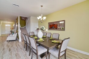 Hus (9 Bedrooms, 5 Bathrooms) | Spiseområde på rommet