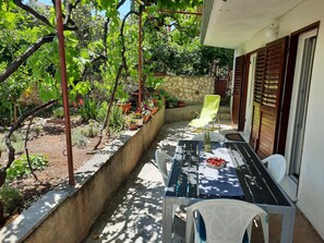 Outdoor dining - Apartman 2+2 , Okrug Gornji, jedini apartman u kuci, parking, klima, wifi (Okrug Gornji)