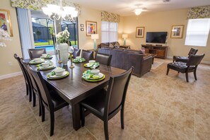 House (9 Bedrooms, 5 Bathrooms) | In-room dining