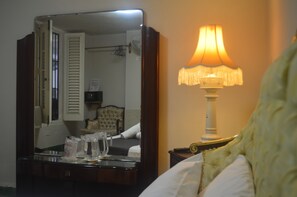 ダブルルーム 専用バスルーム | セーフティボックス (室内)、ベッドシーツ