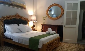 トリプルルーム 専用バスルーム | セーフティボックス (室内)、ベッドシーツ