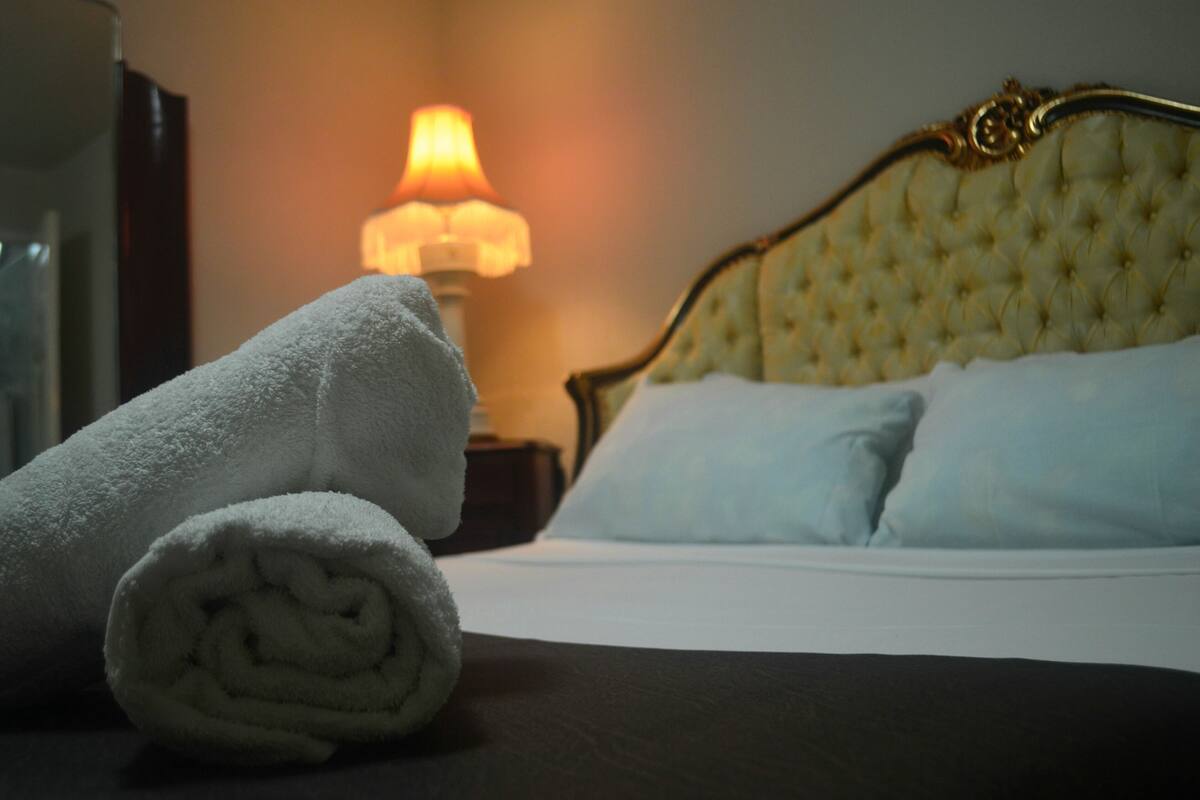 In-room safe, bed sheets