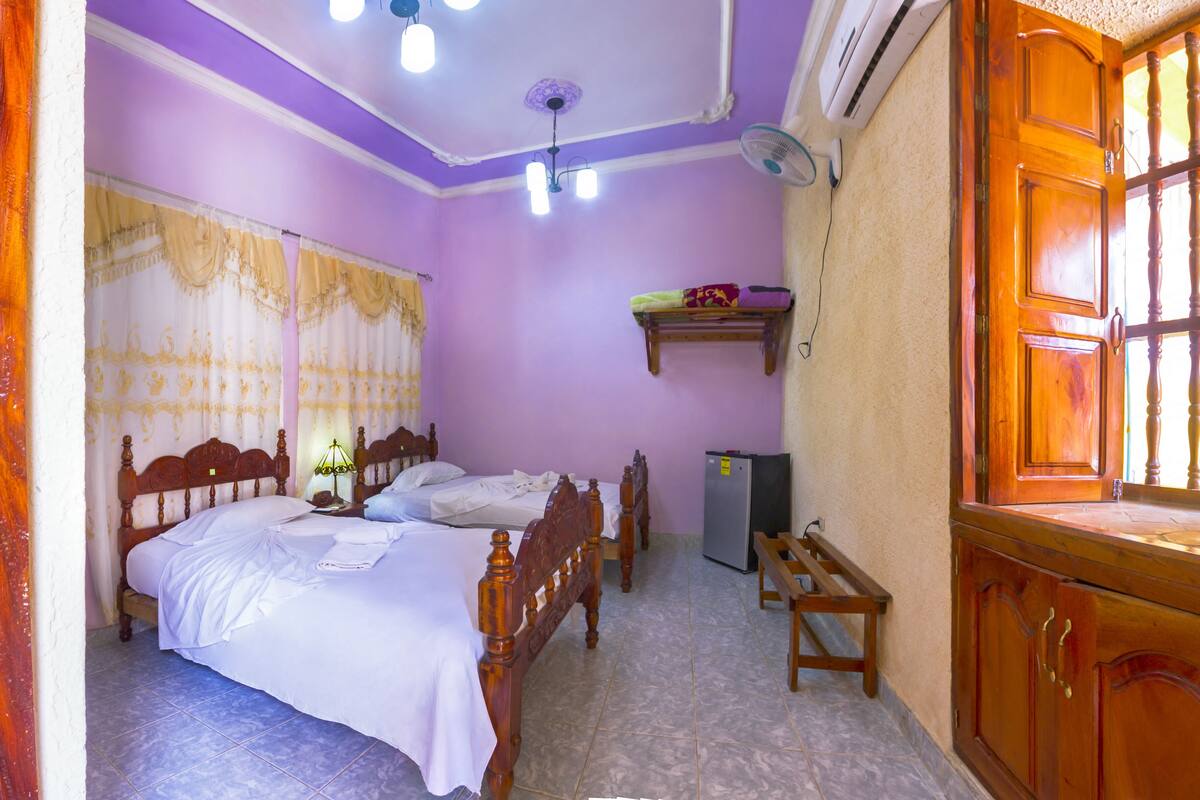 Minibar y escritorio