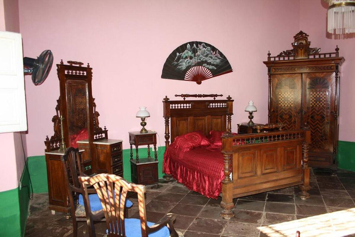 Minibar y escritorio