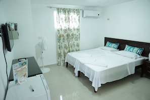 Minibar, in-room safe, bed sheets - Casa Bettymar (Varadero)