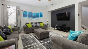 Nhà (8 Bedrooms, 4.5 Bathrooms) | Khu phòng khách