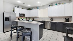 Nhà (8 Bedrooms, 4.5 Bathrooms) | Bếp riêng