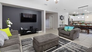 Nhà (8 Bedrooms, 4.5 Bathrooms) | Khu phòng khách