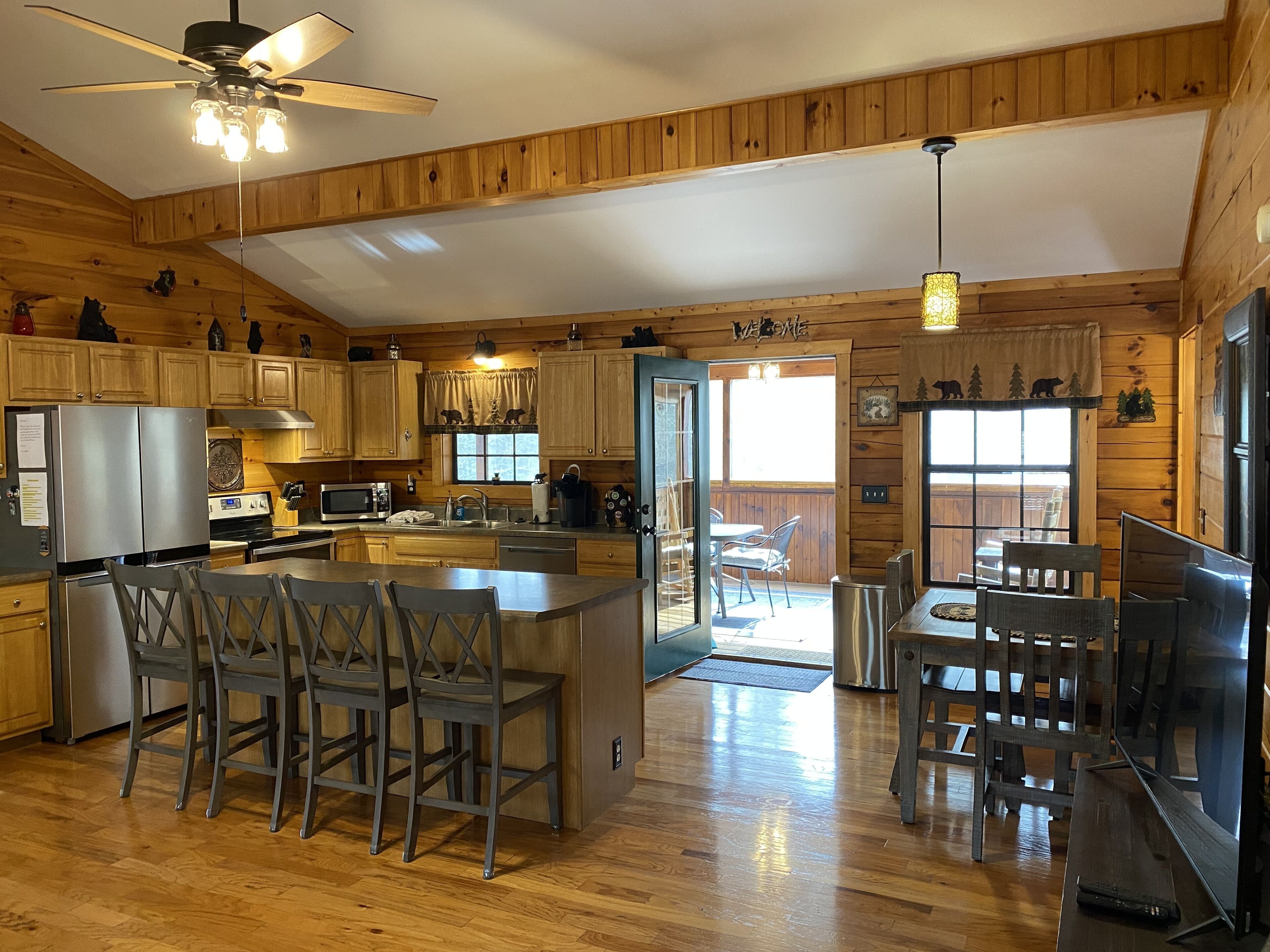 Frigorifero, microonde, forno, piano cottura