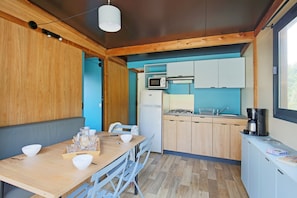 Chalet | Eigene Küche | Kühlschrank, Mikrowelle, Herdplatte, Wasserkocher mit Kaffee-/Teezubehör