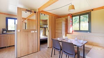 Mobile Home | Private kitchen | Stovetop, coffee/tea maker, highchair, cleaning supplies