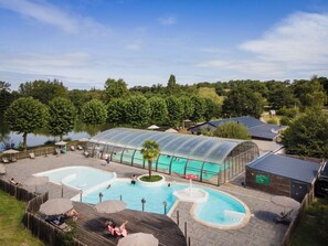 Indoor pool, seasonal outdoor pool, pool umbrellas, sun loungers - Huttopia Baie du Mont Saint Michel (Baguer-Pican)