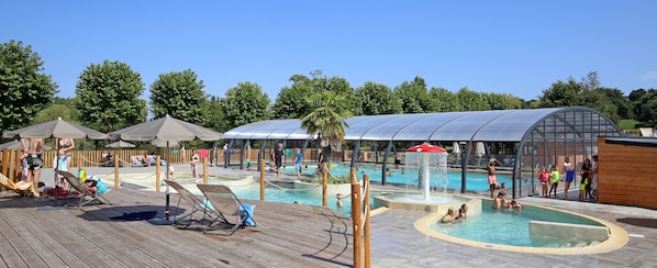 Außenpool (je nach Saison geöffnet), Liegestühle