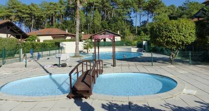 CAPBRETON – Residence LE BOSQUET AUX ECUREUILS. Villa with shared swimming pool.