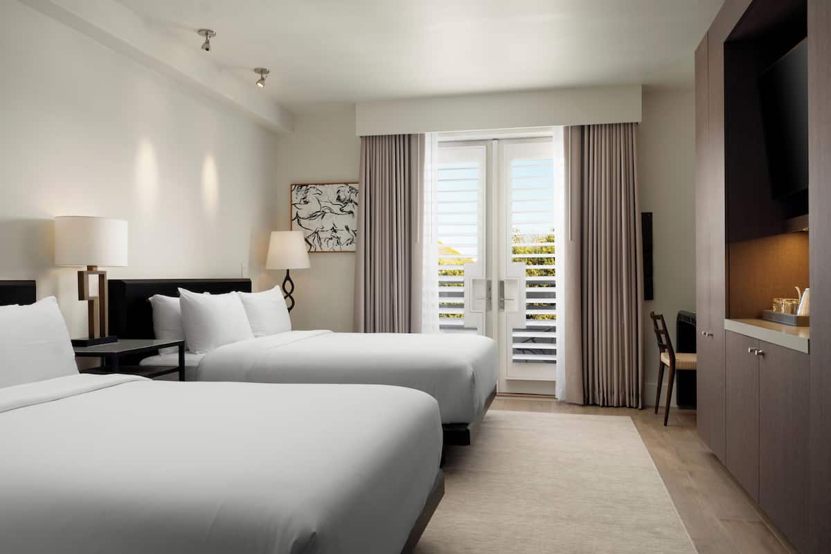 Seprai premium, selimut bulu angsa, bantalan ekstra lembut, dan minibar