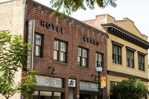 A hotel named Hotel Cerro with a brick facade and multiple windows.