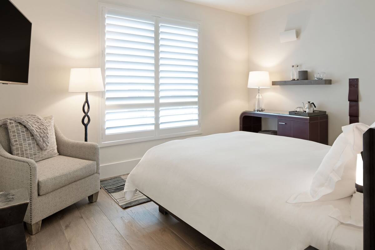 Sengetøy av topp kvalitet, dundyner, senger med overmadrass og minibar