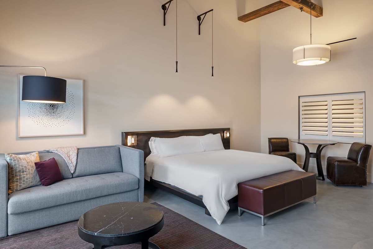 Suite, 1 Tempat Tidur King dengan tempat tidur Sofa, pemandangan kota | Seprai premium, selimut bulu angsa, bantalan ekstra lembut, dan minibar